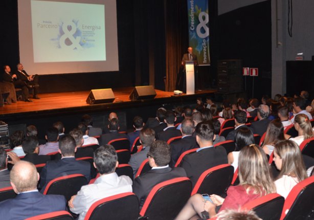 O presidente da Energisa Minas Gerais, Eduardo Mantovani, discursa para uma plateia atenta