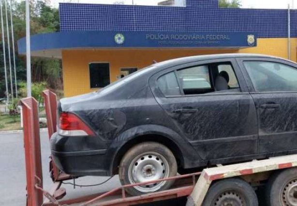 O carro foi levado para o pátio credenciado do Detran-MG de Leopoldina