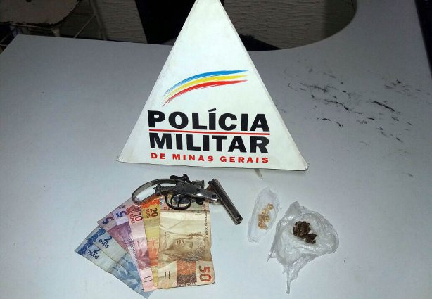 A arma foi encontrada na residência de um dos menores. Ela foi apreendida e o menor também.