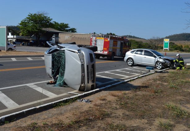 Equipes do Corpo de Bombeiros e do SAMU prestaram socorro à vítima que foi levada ao Pronto-Socorro