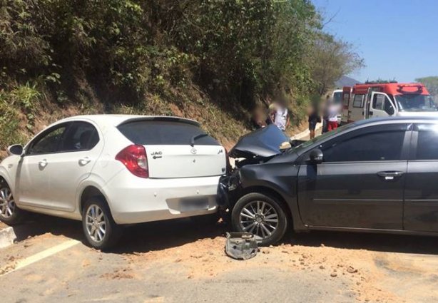 Dos sete passageiros que estavam nos dois veículos, três sofreram ferimentos e foram medicados