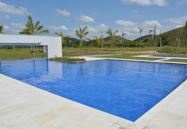 O conjunto de piscinas se destaca entre as demais áreas de lazer comum do Condomínio