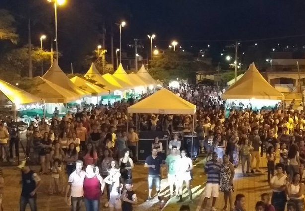 A primeira noite do FestPastel reuniu um grande público na praça onde acontece o evento