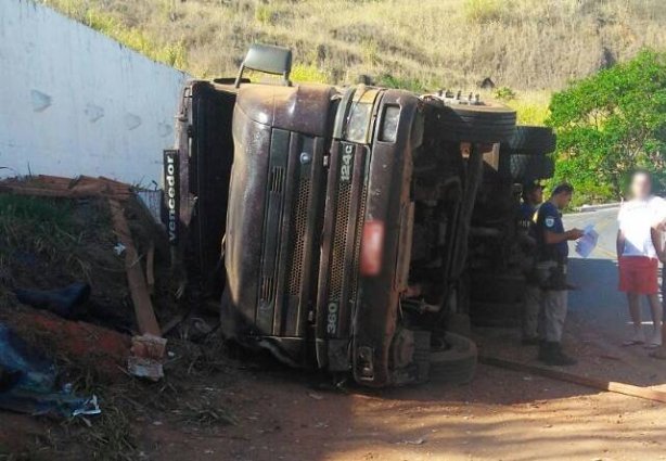 O caminhão tombou na lateral direita da pista que não precisou ser interditada