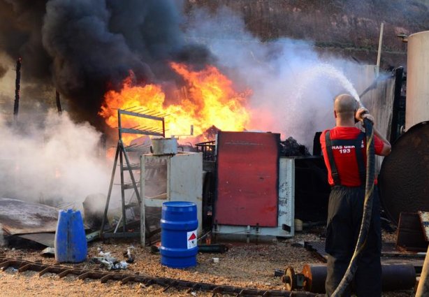 O fogo alcançou a parte dos fundos do depósito que ficou destruído. As chamas não se alastraram para outras áreas do imóvel