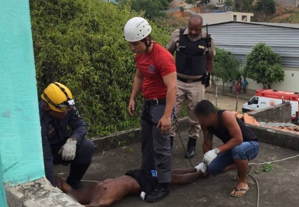 Num momento de descuido os policiais e bombeiros o agarraram pondo fim à tentativa de suicídio