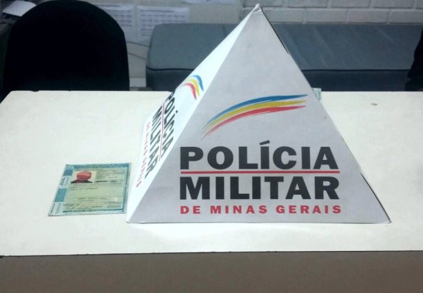 O documento foi apreendido e o motorista levado para a Delegacia de Polícia Civil para as providências cabíveis