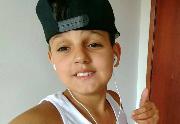 O garoto Gustavo aguarda um doador de medula óssea para poder se curar de um tipo de leucemia