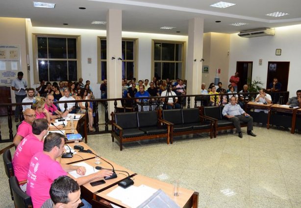 A sessão da Câmara contou com a presença de empresários e de servidores do Legislativo, além de moradores do bairro Marote