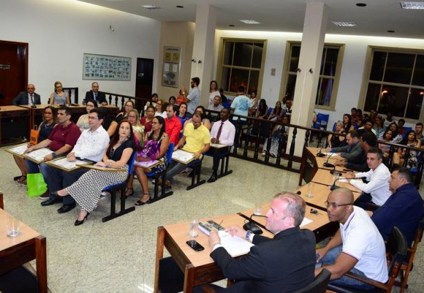 Ao centro, os professores agraciados com a Comenda que é outorgada anualmente pelo Legislativo Municipal