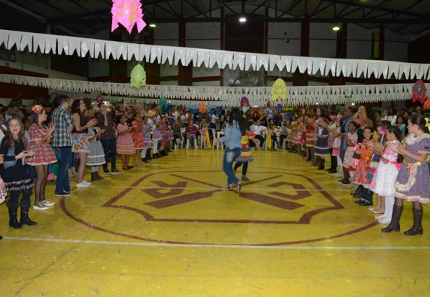 Os integrantes do Projeto EnCantando tiveram uma destacada atuação na quadrilha Junina do Sicoob Coopemata