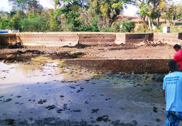 A água do manancial, que já teve mais de dois metros de profundidade, agora, não cobre os pés