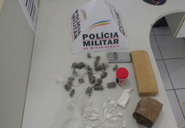 As drogas foram encontradas nas mochilas dos dois rapazes conforme informou a PM