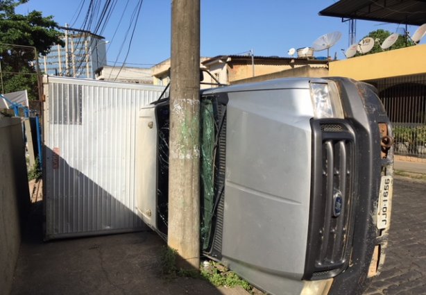 Ao tombar o caminhão bateu o parabrisa no poste o que pode ter contribuído para os ocupantes saírem ilesos