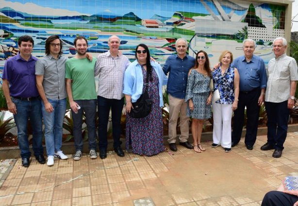 A família Botelho, autoridades e demais convidados em frente ao Painel recém inaugurado