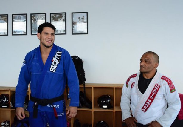 O multicampeão, Felipe Preguiça, e o Mestre Ricardo Caetano da Academia Gracie Barra Cataguases