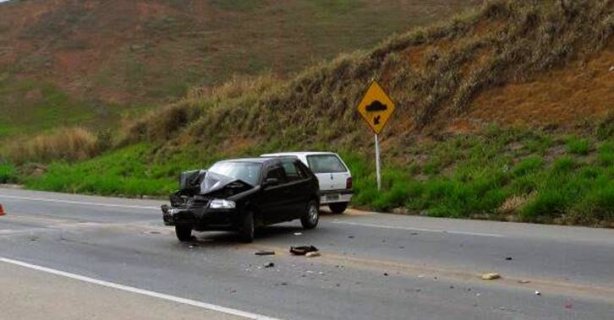 O carro de passeio colidiu na traseira da Unidade de Resgate do SAMU 