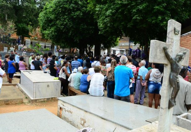 O cemitério abrigou duas missas nesta manhã que foram acompanhadas por um grande número de pessoas.