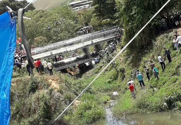 A estrutura montada no local ruiu parcialmente provocando ferimentos em dezenas de pessoas