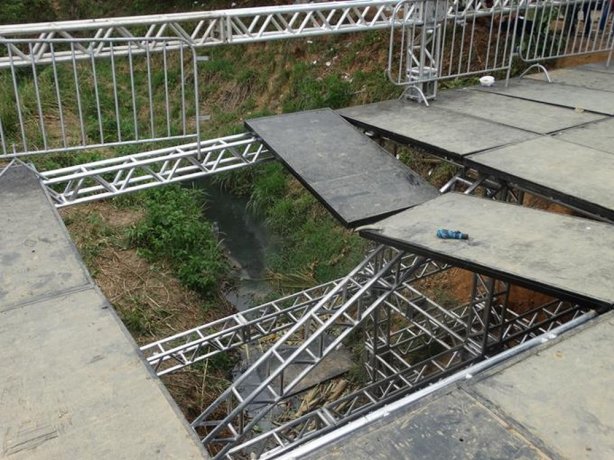 Parte do piso da ponte que cedeu levando cinquenta pessoas a ca&iacute;rem de uma altura de quase dez metros