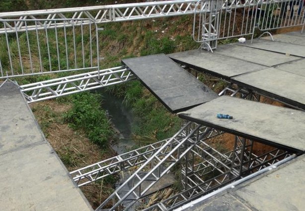 Parte do piso da ponte que cedeu levando cinquenta pessoas a caírem de uma altura de quase dez metros