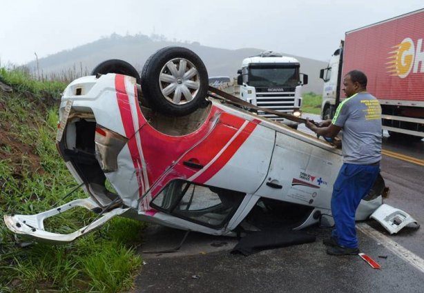 Após capotar, o veículo parou com as rodas para cima no acostamento da rodovia