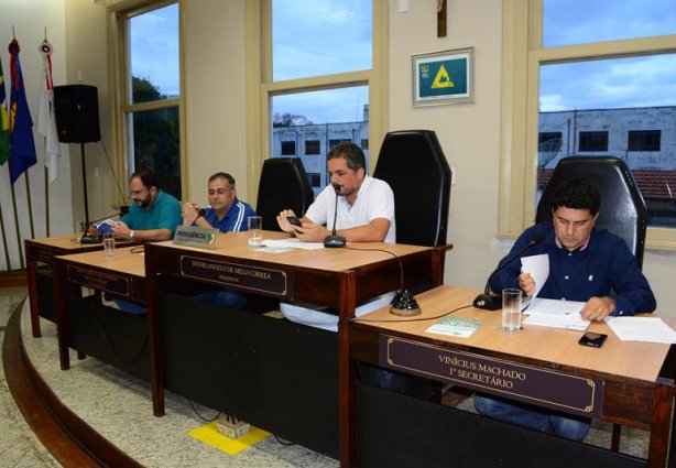 Emenda apresentada pelo Presidente da Câmara, Michelangelo Correa, adiou a votação mais aguardada da noite