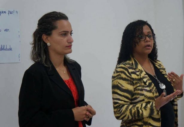 Elaine Ferraz, à esquerda e Mirilane Licazali orientam sobre o prazo de cadastramento dos beneficiários do BPC