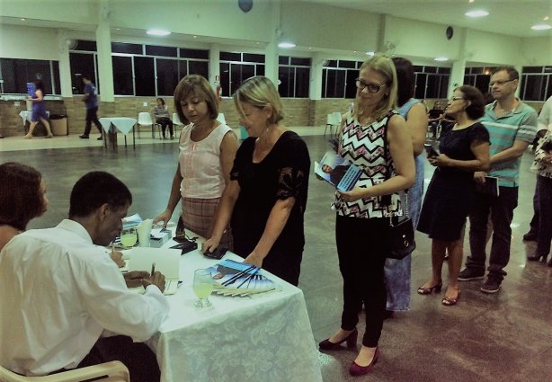 Zé Piu realizou uma noite de autógrafos neste sábado, durante o lançamento de seu livro