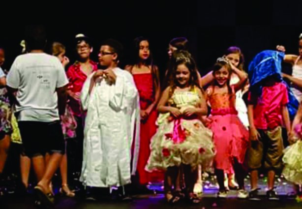 Mais de cem pessoas participam das oficinas de teatro, relata Marco Andrade