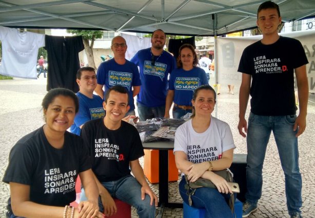 Durante todas as fases da competição os estudantes promoveram vendas das camisetas do projeto Doe Felicidade