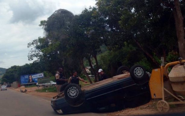 Um dos carros capotou e parou na avenida com as rodas para cima