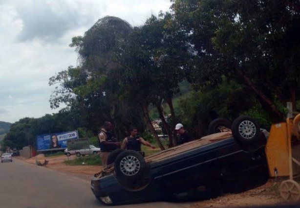 Um dos carros capotou e parou na avenida com as rodas para cima