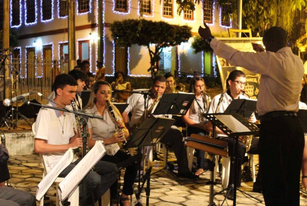 Bandas de m&uacute;sica da regi&atilde;o v&atilde;o se apresentar em pra&ccedil;a p&uacute;blica, durante o evento 