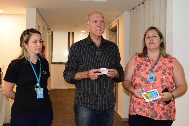 Eduardo Mantovani ao receber a miniatura da Comenda, ladeado pelas jornalistas Josiane Campos (esq.) e Luciana Nascimento (dir.)