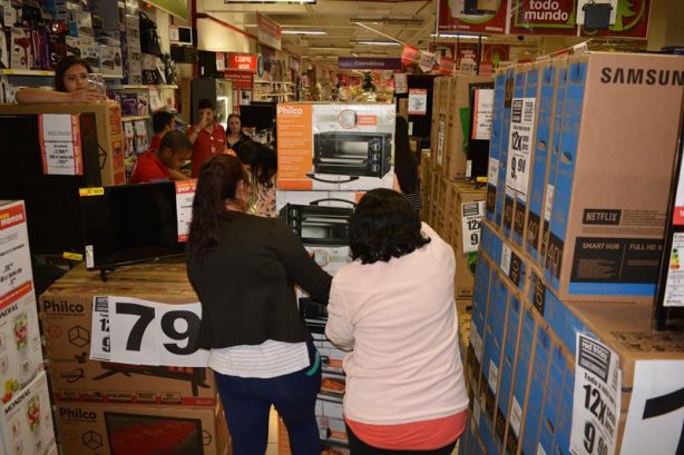 As primeiras a chegarem na loja compraram cinco fornos el&eacute;tricos e muitos outros produtos