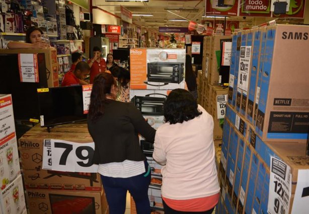 As primeiras a chegarem na loja compraram cinco fornos elétricos e muitos outros produtos