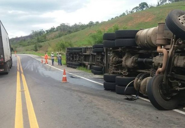 Acidente ocorreu na manhã desta segunda-feira, próximo ao local conhecido como Bica d'água