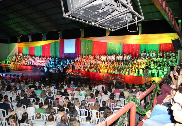 A bela e singela Cantata de Natal do Colégio Carmo abriu, mais uma vez, as festas natalinas em Cataguases