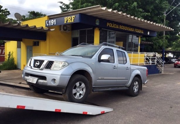 A picape foi apreendida após uma vistoria constatar irregularidades no motor e chassi