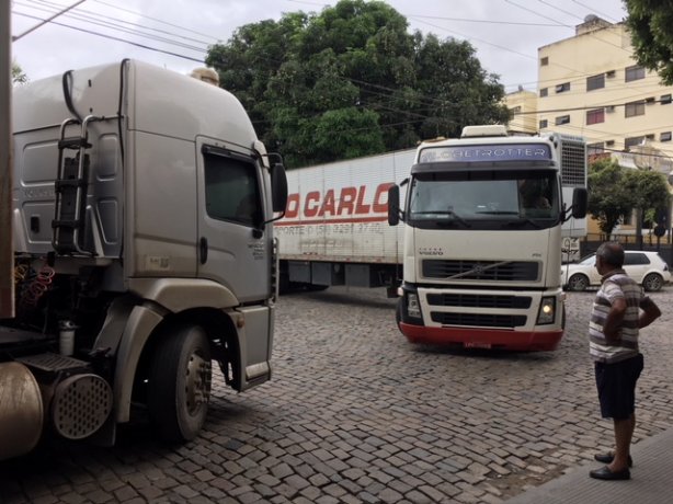 Os caminh&otilde;es pesados s&atilde;o os que t&ecirc;m maior dificuldade para cruzar a cidade e muitas vezes quase se chocam no cruzamento da antiga cadeia