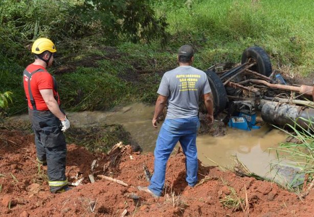 O motorista foi encontrado sem vida pela equipe de resgate