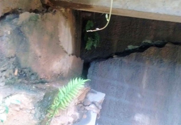 Uma das rachaduras na ponte que foi interditada chama atenção pelo tamanho