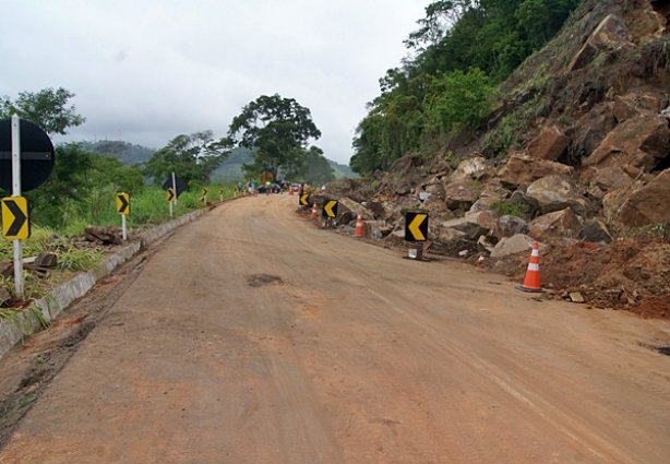 Parte da pista foi liberada ao tráfego que ocorre pelo sistema "pare/siga"