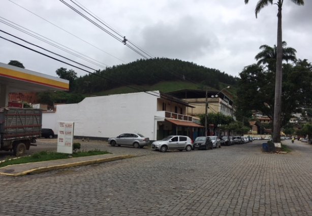 A fila no posto Pampulha na tarde desta sexta-feira também era gigantesca