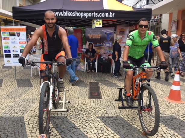 Os dois atletas experientes pedalaram durante seis horas para incentivar pessoas a doarem brinquedos a crian&ccedil;as carentes