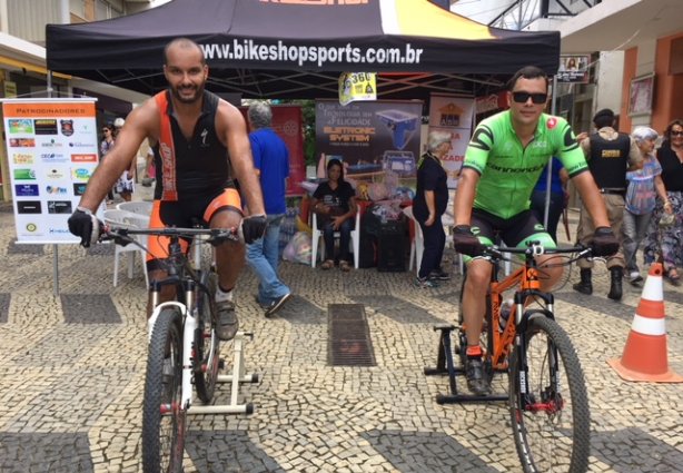 Os dois atletas experientes pedalaram durante seis horas para incentivar pessoas a doarem brinquedos a crianças carentes