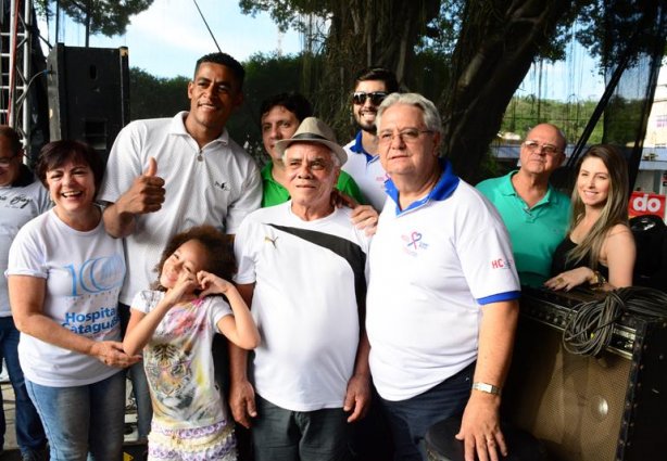 O grande ganhador do carro zero, Marco Antônio, na foto, com uma das mãos fazendo sinal de "joinha"