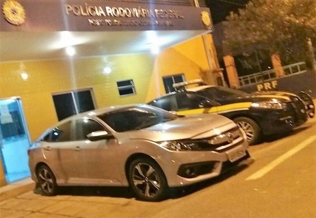 O Honda Civic foi apreendido durante uma fiscalização no posto da PRF-Leopoldina