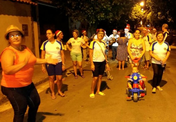 A boa música de seresta percorreu algumas ruas do Bairro Taquara Preta na noite desta sexta-feira